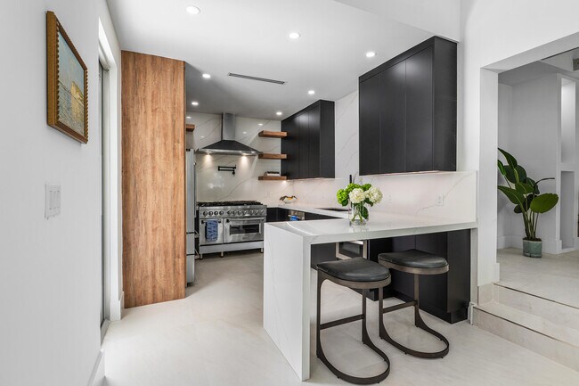 Building Photo - 2330 Lake Ave