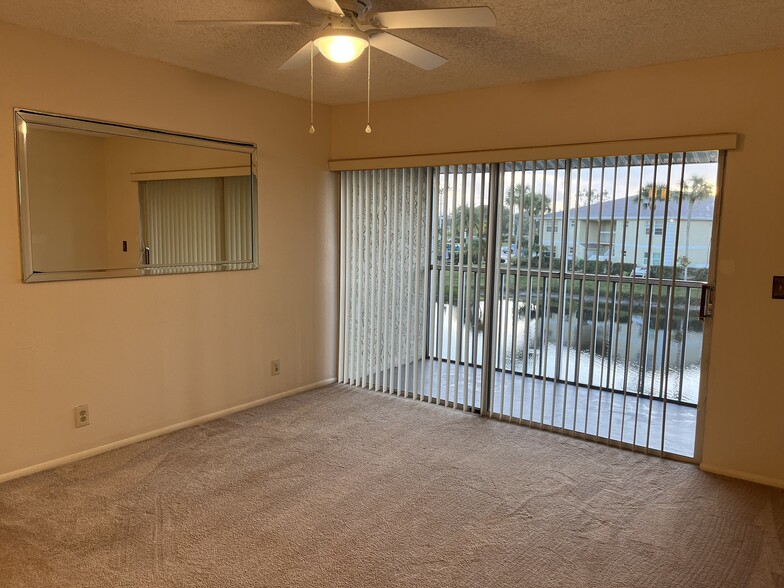 Screened patio on lakefront - 1531 SE Royal Green Cir