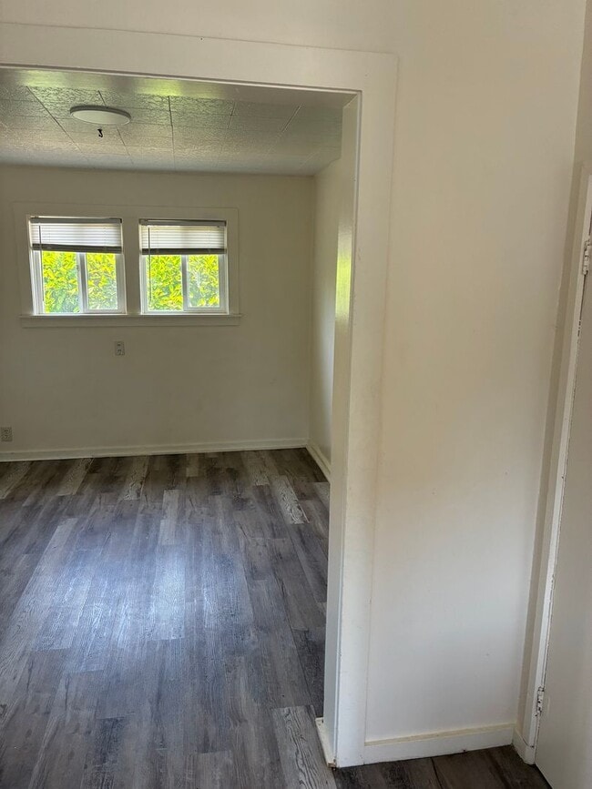 Building Photo - Country Charmer in Town Coquille