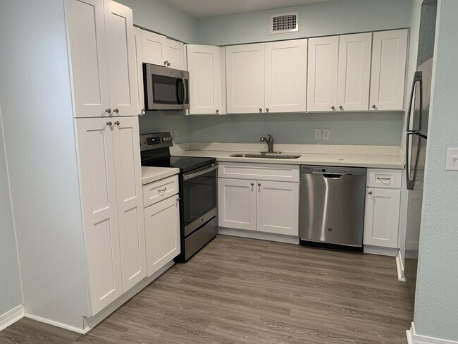 Building Photo - 723 S Berthe Ave