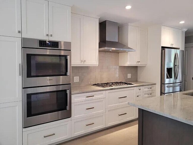 Building Photo - 1172 Park Pacifica Ave