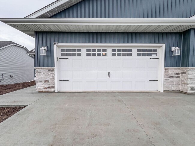 Building Photo - 3 Bedroom Lookout