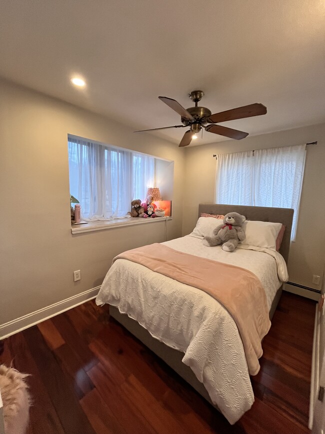 Fan over comfy bed - 94 Bellecrest Ave