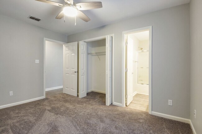 Building Photo - 3BR/3BA townhome with new painting and sta...