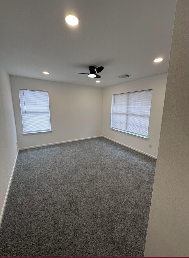 Building Photo - 9611 Rads Point