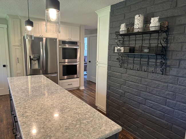 Building Photo - Luxury Furnished Rental in Milwaukie