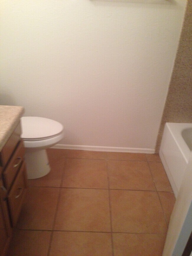 Building Photo - **BEAUTIFUL 2br/2.5ba TOWNHOME (ELLIOTT & ARIZONA AVE)