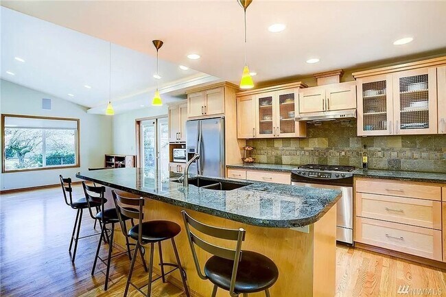 Building Photo - Beautiful and bright 3 bed / 2 bath rambler for rent!