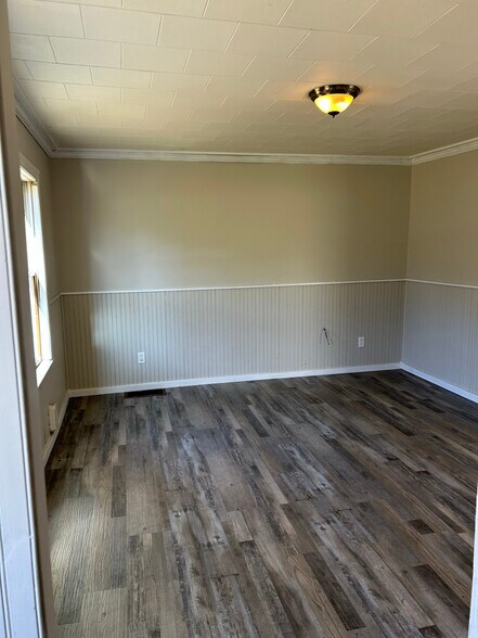 Building Photo - 215 W 1st St S