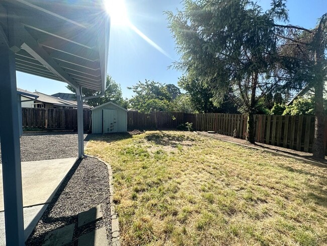 Building Photo - 3 Bedroom 2 Bath Hillsboro Home!