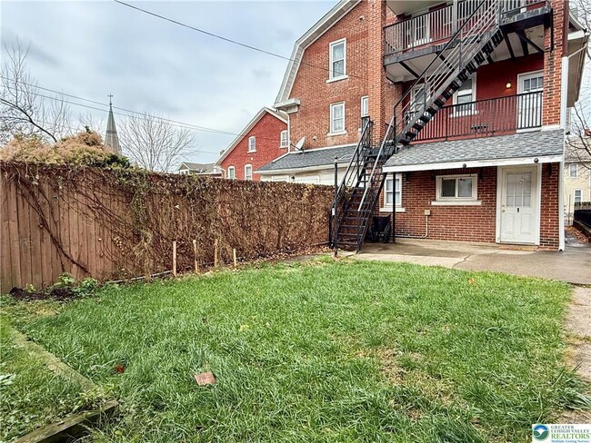 Building Photo - 728 E 6th St