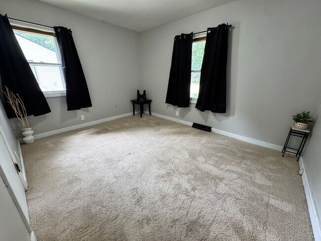 Building Photo - 3 Bed, 1 Bath Home for rent in Elk Run Heights