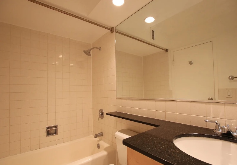 Building Photo - 3033 N Sheridan Rd