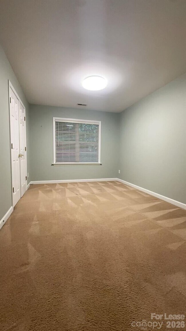 Building Photo - 6025 Oakridge Ct