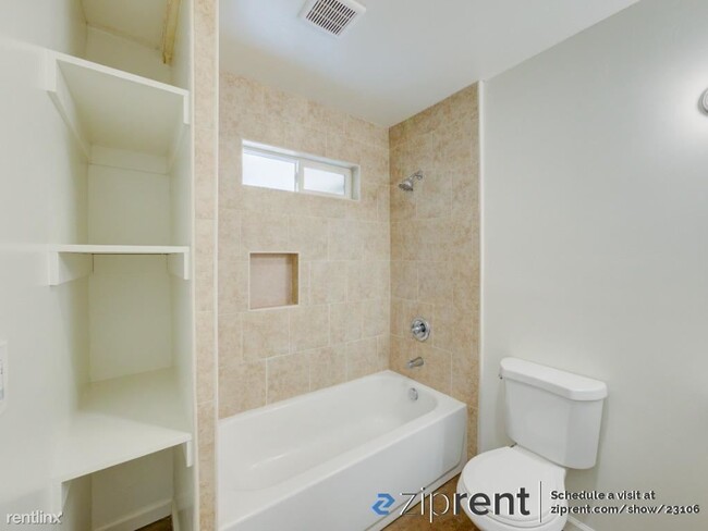 Building Photo - 1 br, 1 bath Triplex - 425 East Hermosa St...