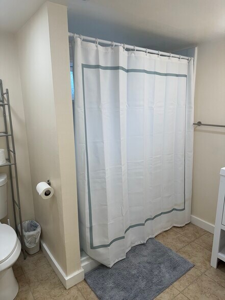 shower - 1606 NE Edge Park Dr