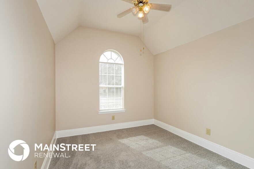 Building Photo - 8260 Clubview Dr