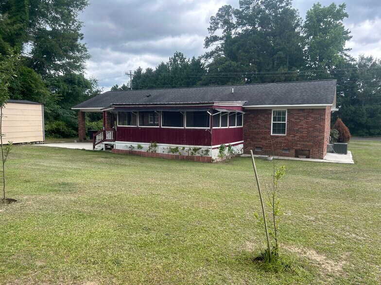 Building Photo - 2072 Hillcrest Ave