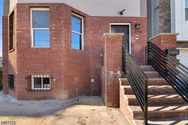 Building Photo - 579 S 12th St