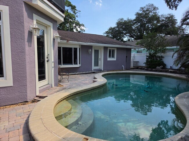 Building Photo - 1132 Ridge Dr
