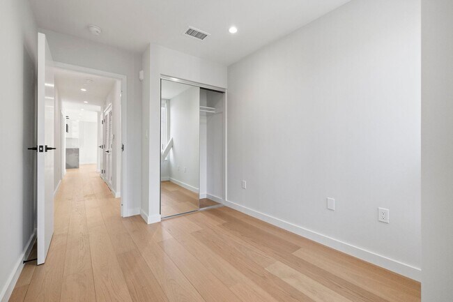 Building Photo - 693 Sutter St