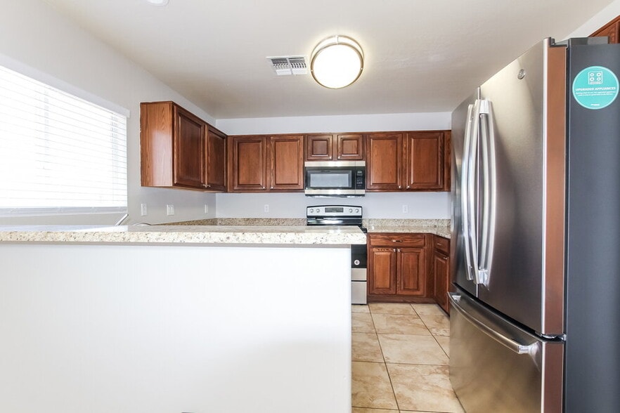 Building Photo - 22807 W Gardenia Dr