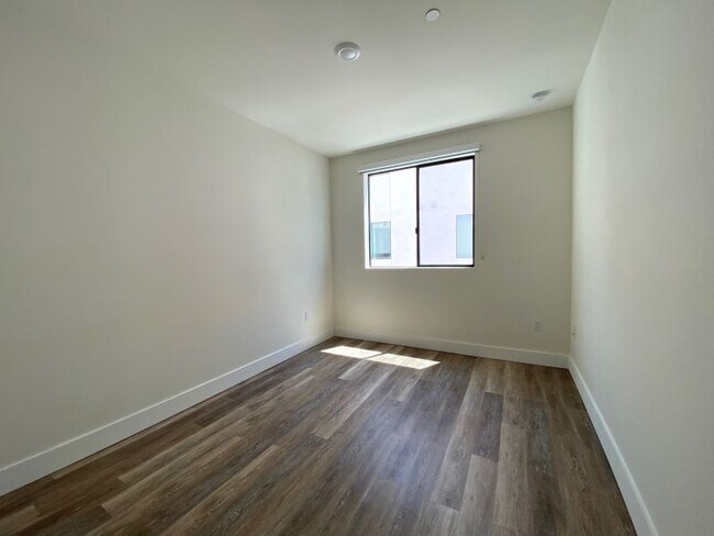 Building Photo - 5727 La Mirada Ave