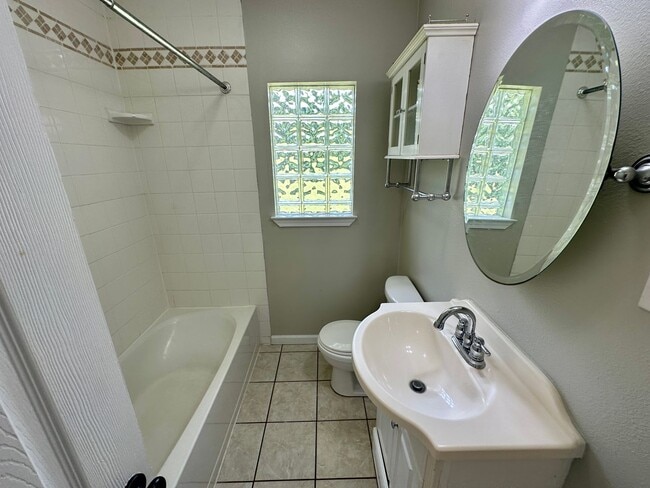 Building Photo - 2 bedroom 1 bath house for rent in Pensaco...