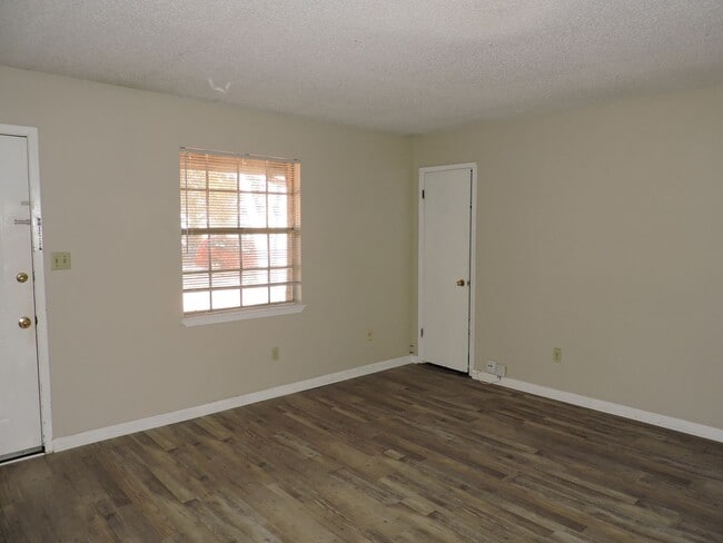 Building Photo - Convenient Northeast location!