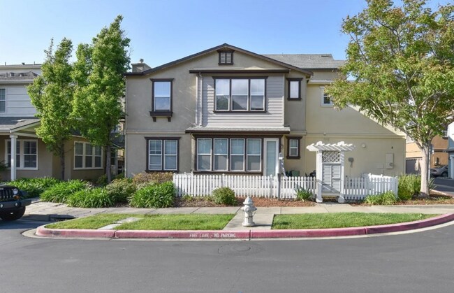 Building Photo - South Napa Three Bedroom House