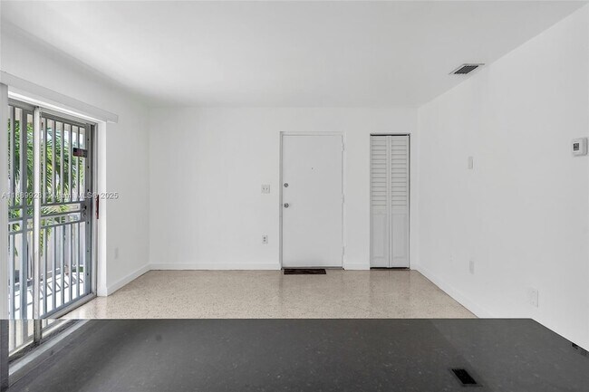 Building Photo - 559 SW 10th St