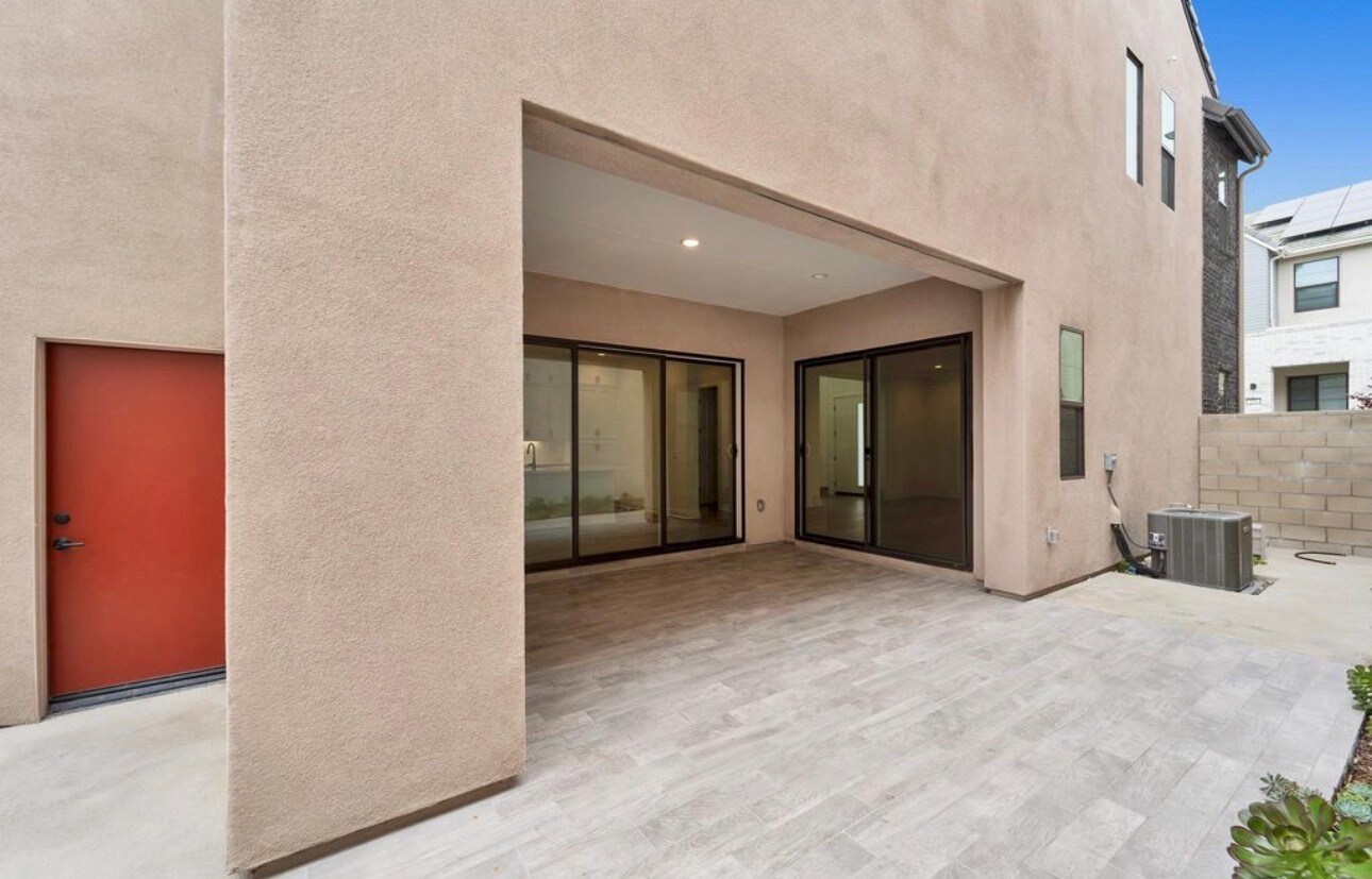 Building Photo - 440 Chorus