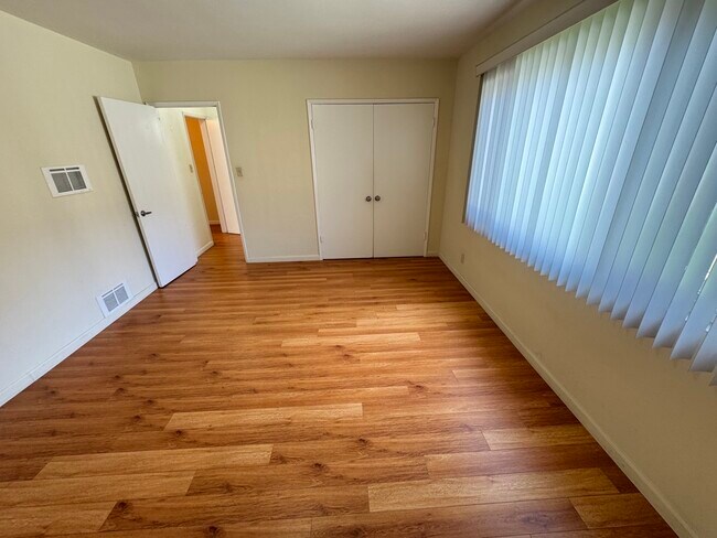 Building Photo - 521 S Manhattan Pl