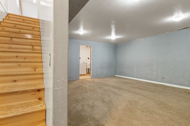 Building Photo - 3 Bedroom, 2 Bathroom Home with Full Finis...