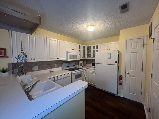 Building Photo - Furnished! Short Term Lease options. Breez...