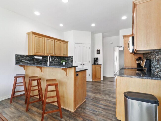Building Photo - 695 W Riodosa Dr