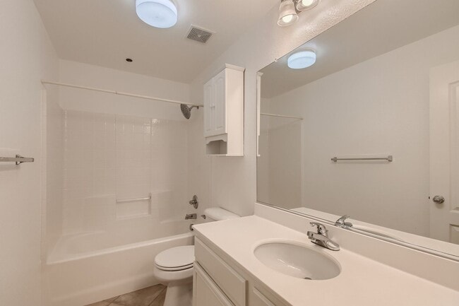 Building Photo - Spectrum Center, 2 Bed | 2 Bath Single Lev...