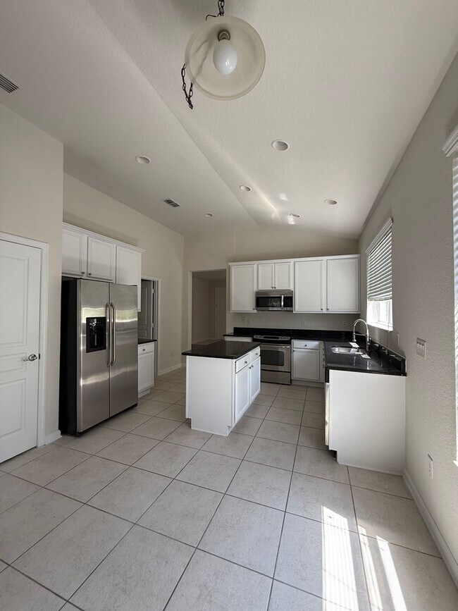 Building Photo - Come View This Amazing 3 Bed 2 Bath Single...