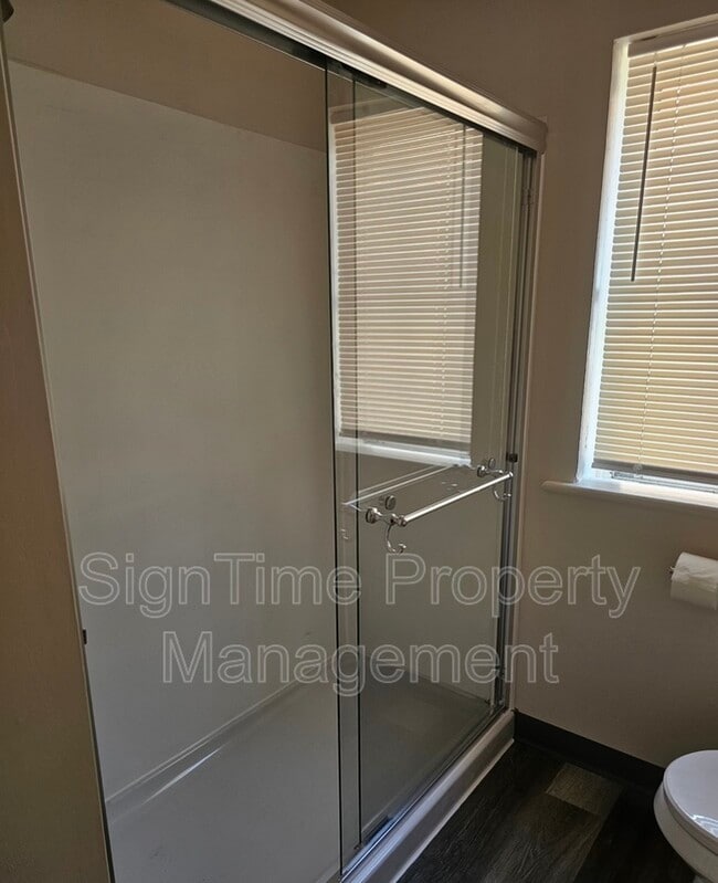 Building Photo - 10907 Lincoln Ave