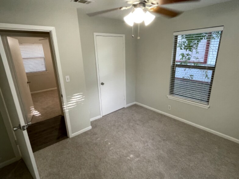 Building Photo - 5900 Glenhollow Path