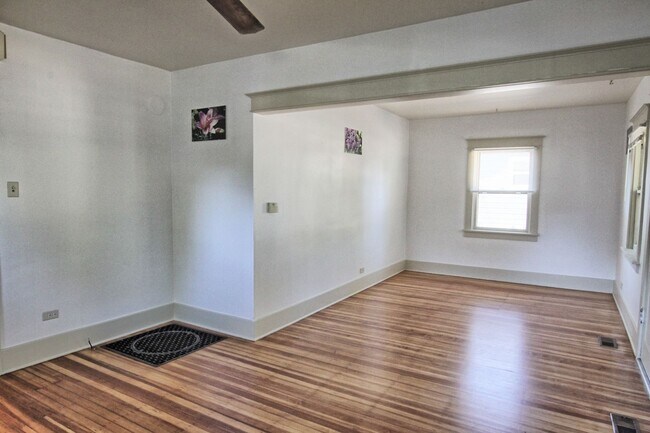 Building Photo - 2 bed 1 bath house just west of DU