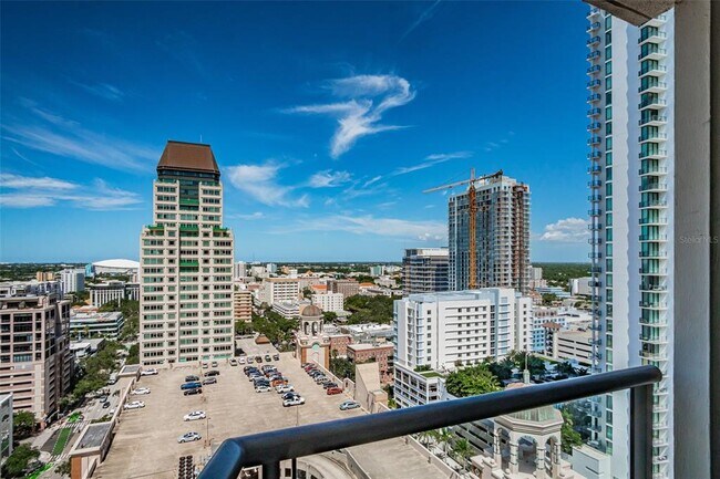 Building Photo - 1 Beach Dr SE