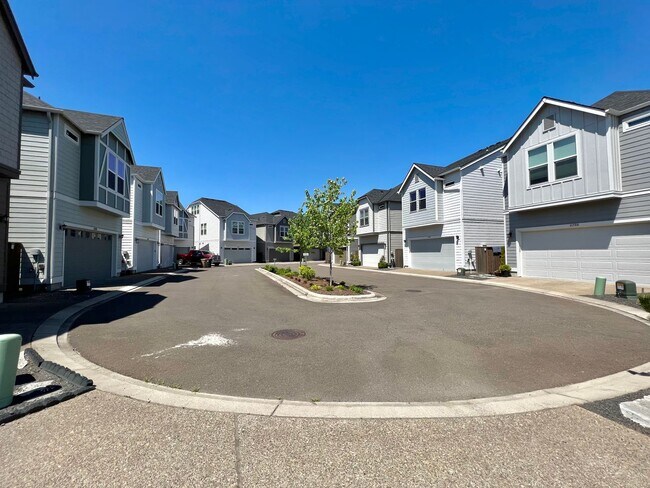 Building Photo - Luxury and Convenience Awaits in this Stunning 3 Bedroom, 2.5 Bathroom House with Abundant Parkin...