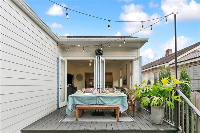 Building Photo - Gorgeous 3BD/2.5BA with Huge Backyard and Off Street Parking