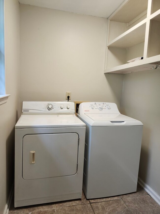 Building Photo - Spacious 4 bedroom 2 bath home in North HI...