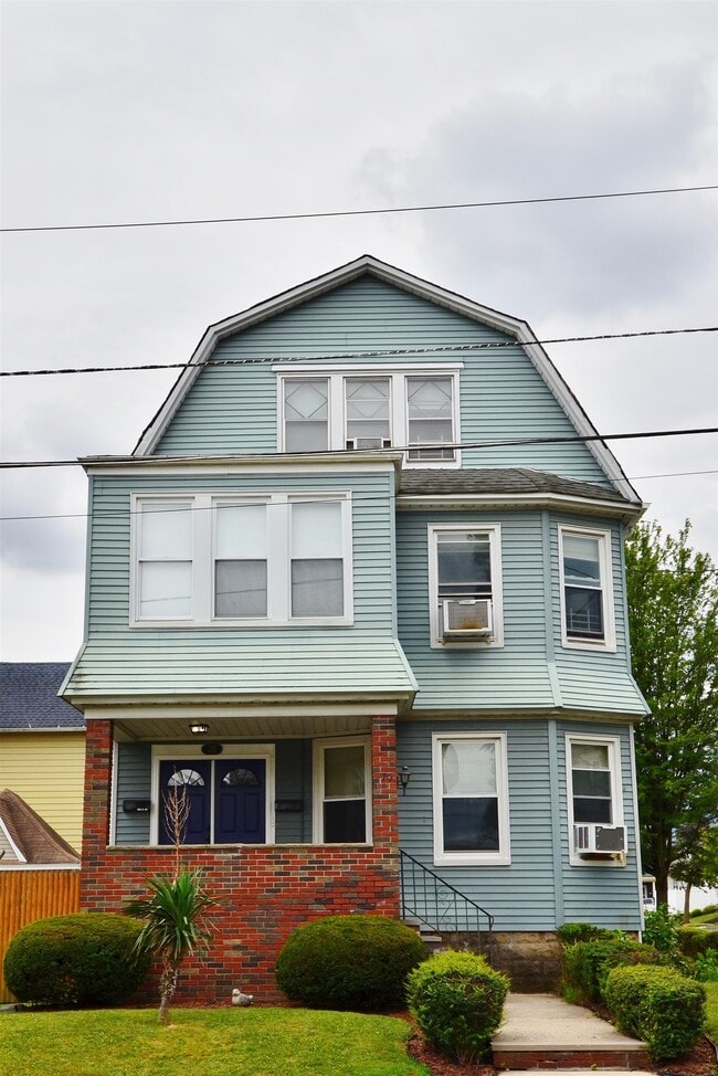 Primary Photo - 70 Bennett Ave