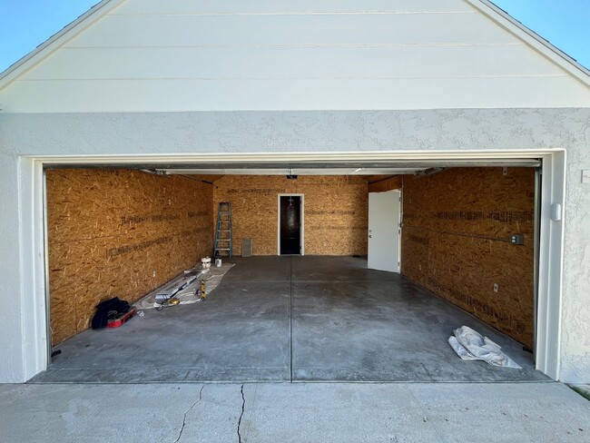 Building Photo - AVAILABLE NOW! 3+2 w/bonus room + applianc...