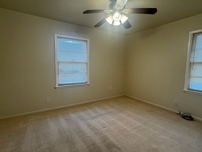 Building Photo - 4312 NW Santa Fe Ave