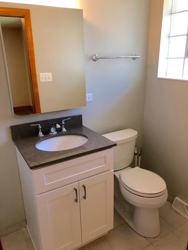 Building Photo - Updated 3Bed/2Bath Home For Rent Brookfield! 2 Car Attached Garage