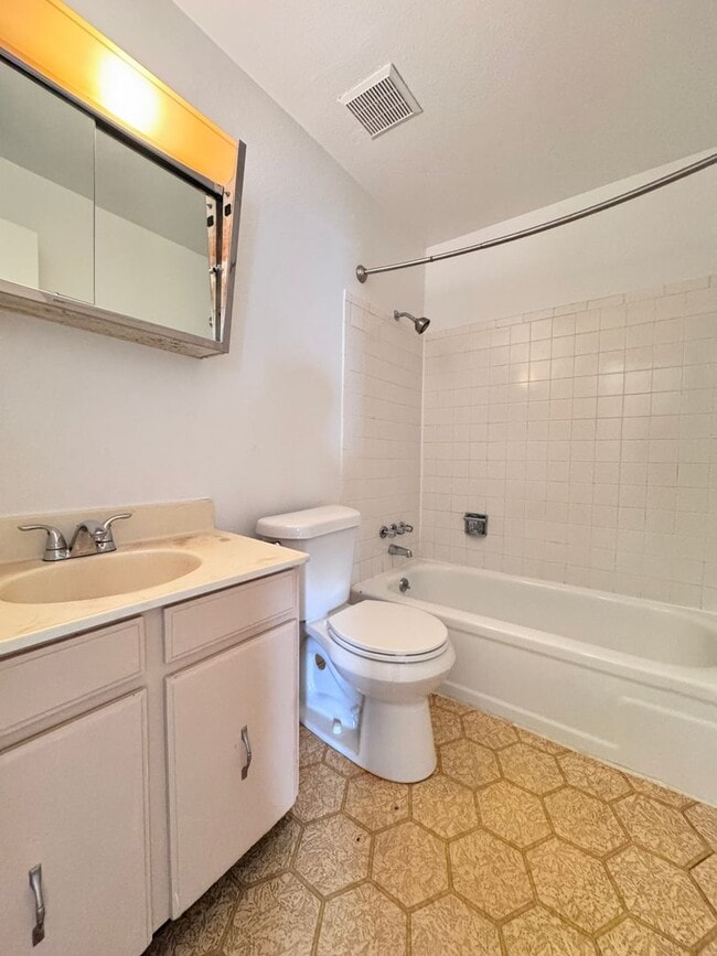 Building Photo - 1705 Heatheridge Rd